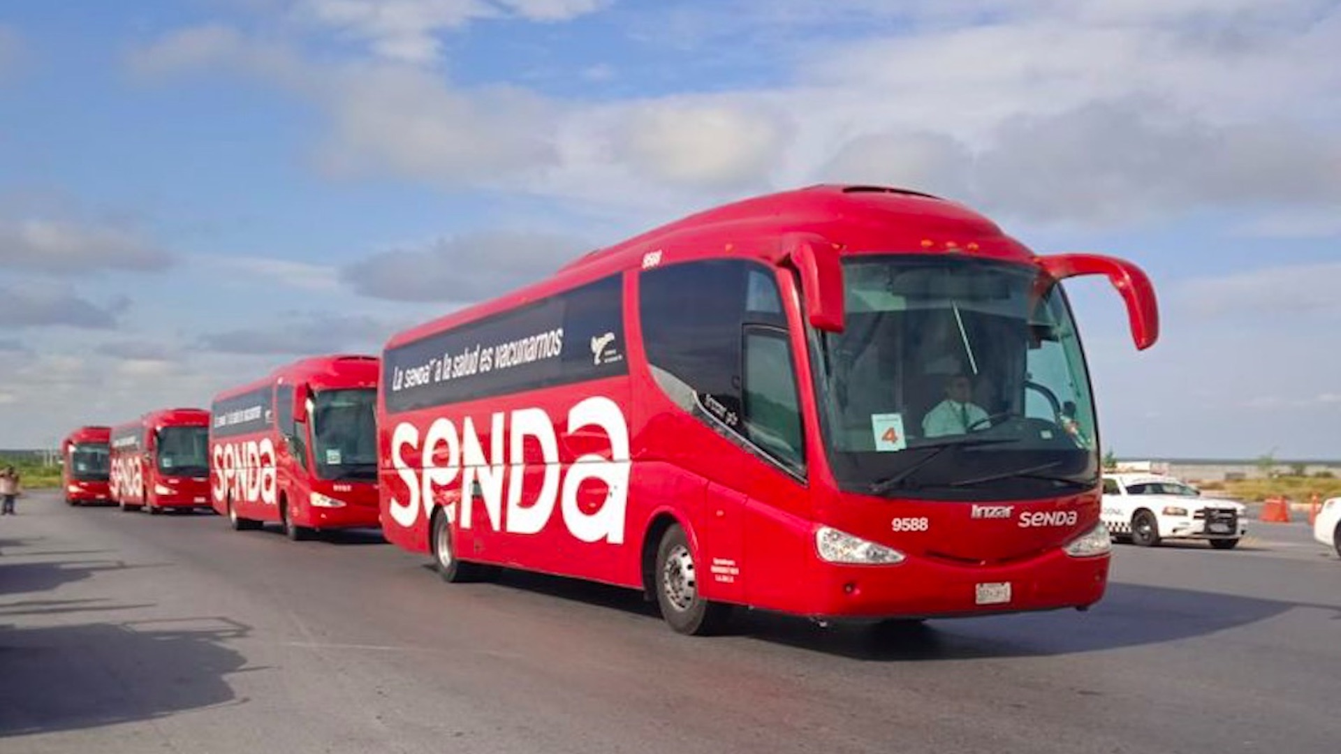 Caravana lleva a trabajadores de Nuevo León a vacunarse a la frontera