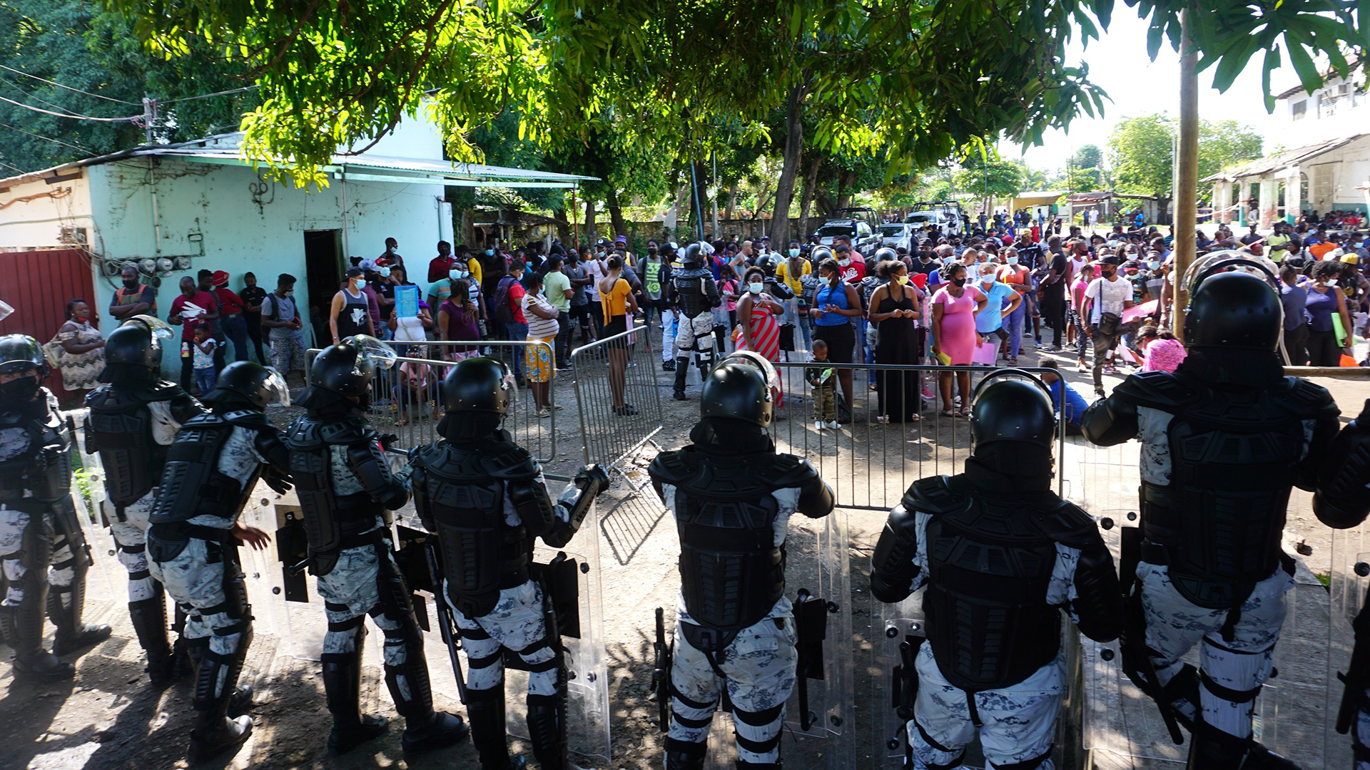 Despliegan a la Guardia Nacional en Tapachula para evitar altercados entre migrantes - valla-humana-de-la-gn-rodea-instalaciones-de-la-comar