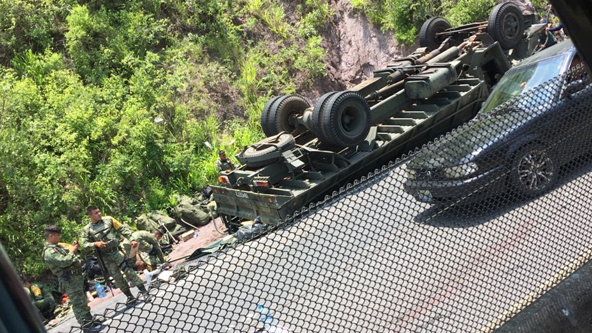 Dos militares murieron y 21 más resultaron heridos tras volcar camión en Jalisco - vehiculo-de-la-sedena-volcado-en-jalisco