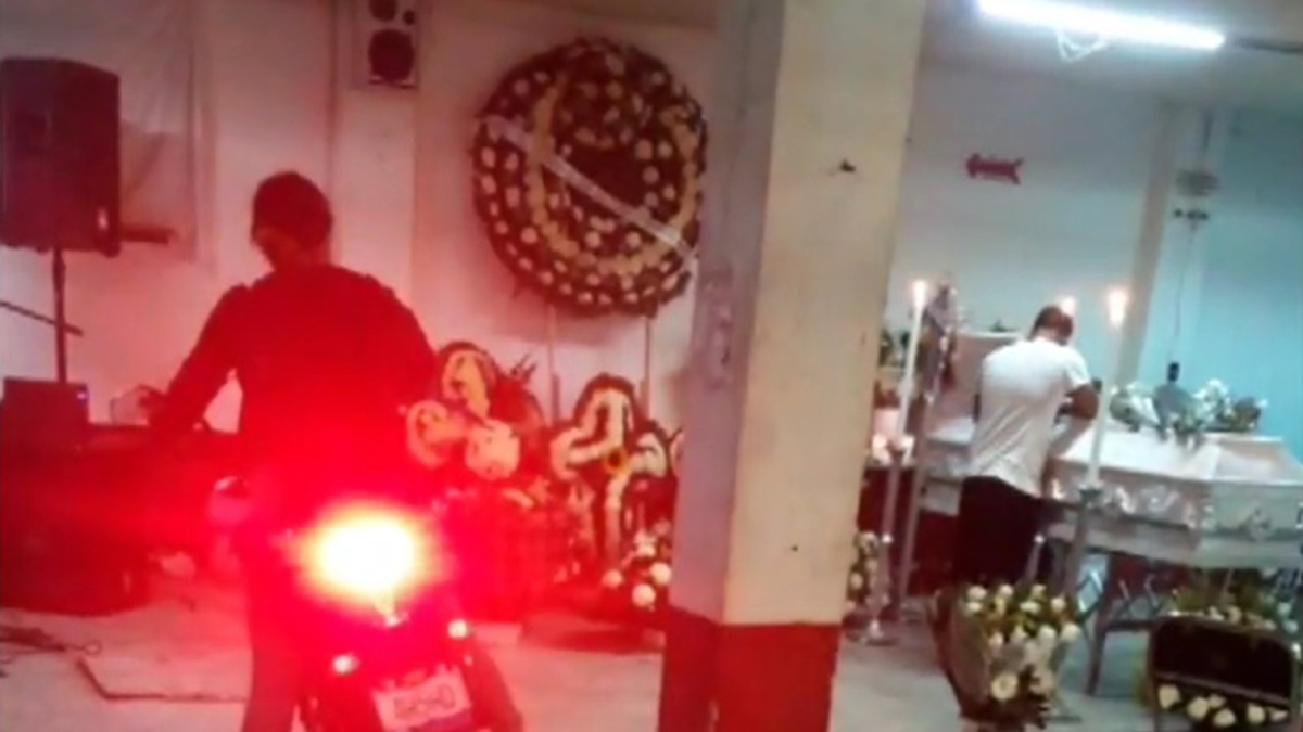 Entre mariachis y motos dan último adiós a motociclistas muertos en la México-Cuernavaca - velorio-de-dana-una-de-los-seis-motociclistas-que-murieron-en-la-mexico-cuernavaca