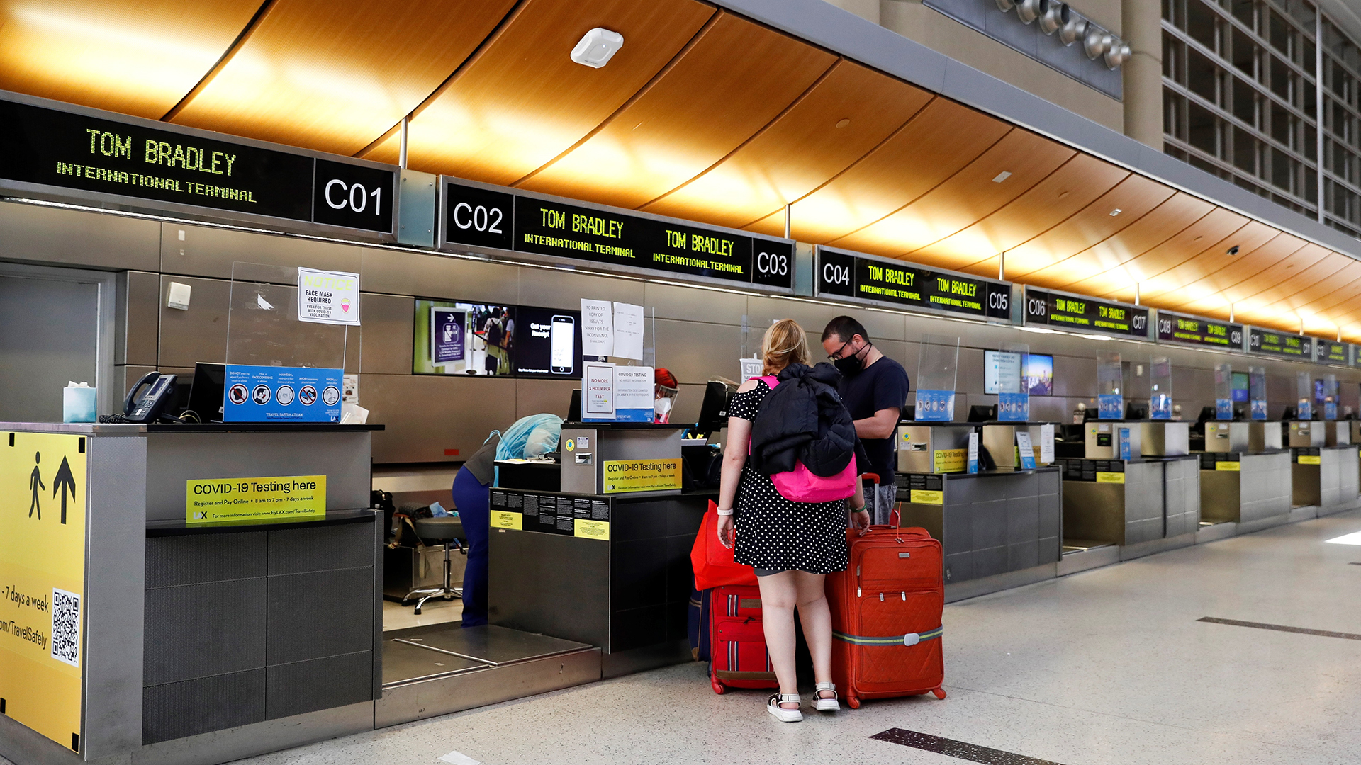 Estados Unidos aún no decide solicitar vacunación a viajeros extranjeros