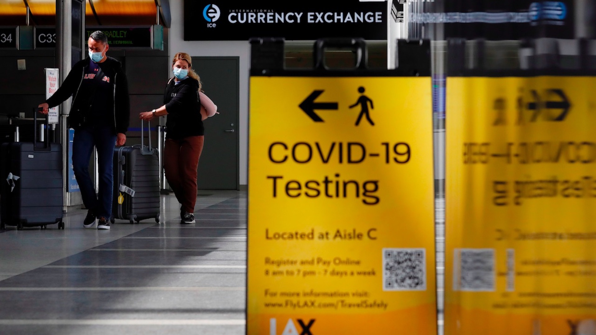 EE.UU. analiza exigir que visitantes extranjeros estén completamente vacunados