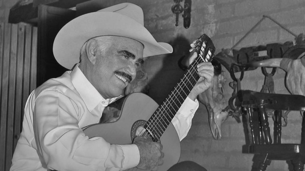 Vicente Fernández responde bien al tratamiento, asegura su hijo