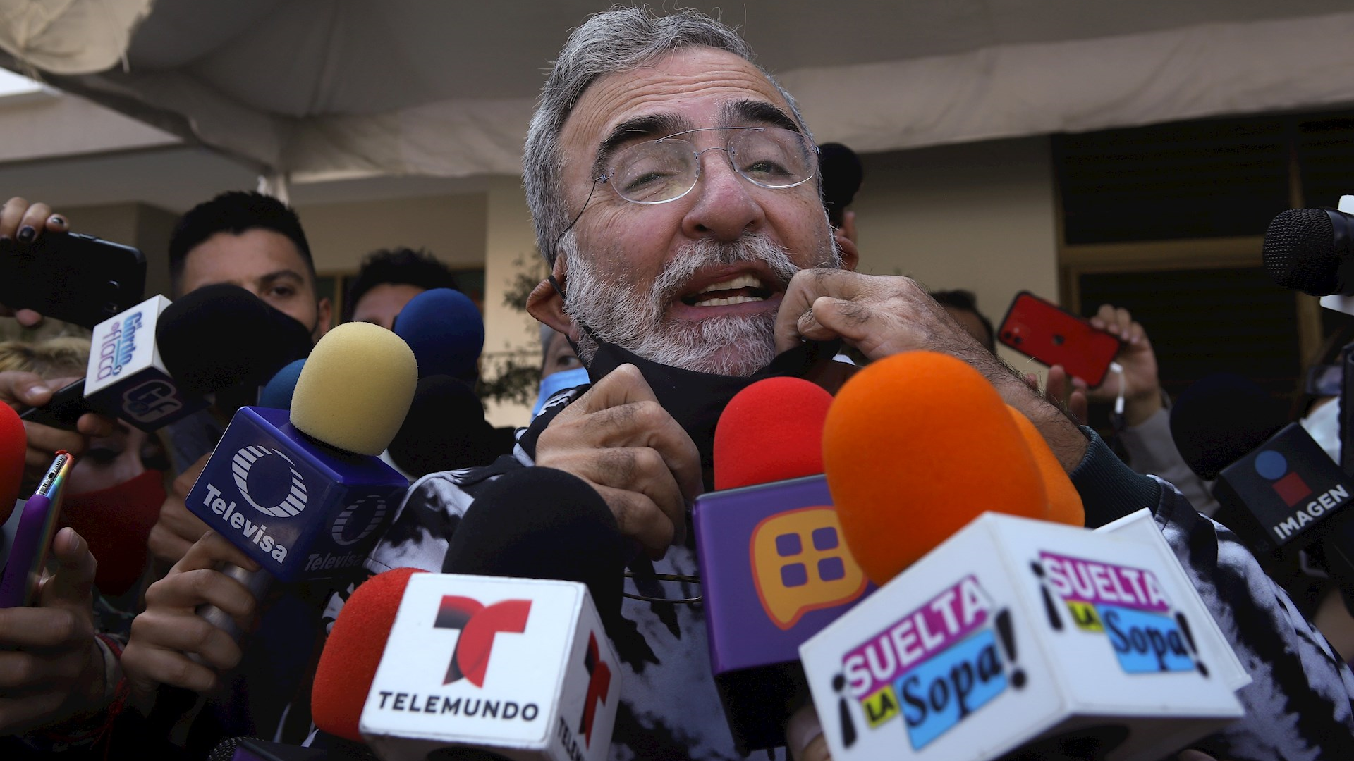 Vicente Fernández responde bien al tratamiento, asegura su hijo - vicente-fernandez-jr-conferrencia-prensa-salud