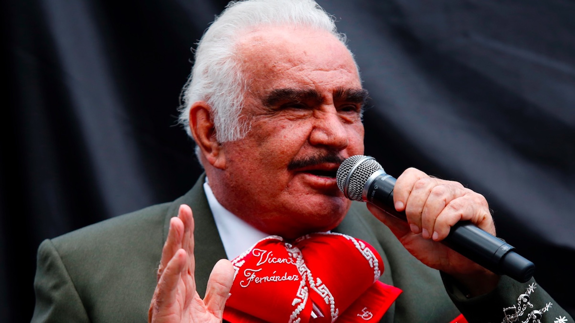 Vicente Fernández permanece en estado crítico, pero estable