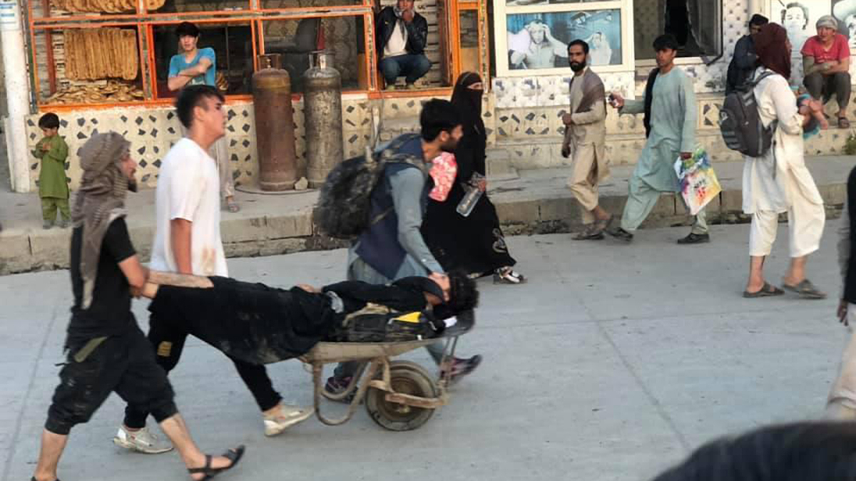 Suman seis muertos y 60 heridos por explosiones en aeropuerto de Kabul