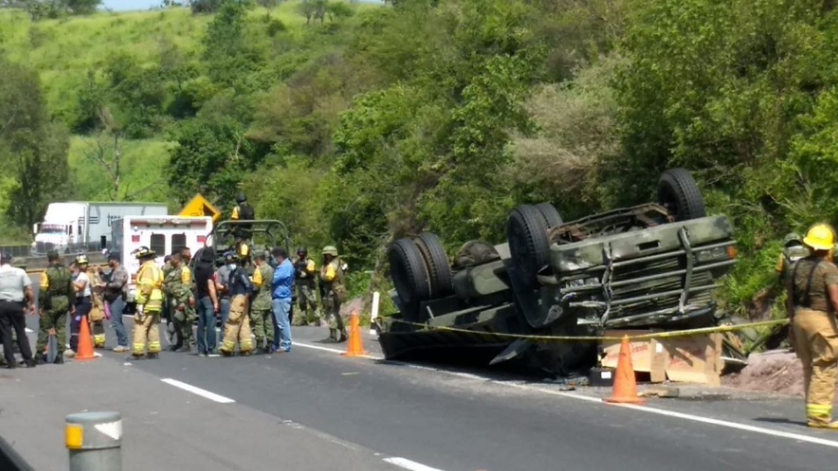 Dos militares murieron y 21 más resultaron heridos tras volcar camión en Jalisco