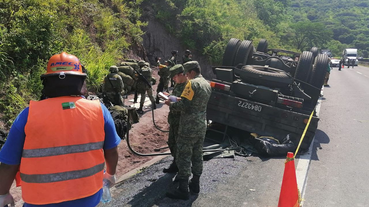 Dos militares murieron y 21 más resultaron heridos tras volcar camión en Jalisco - volcadura-de-militares-en-jalisco