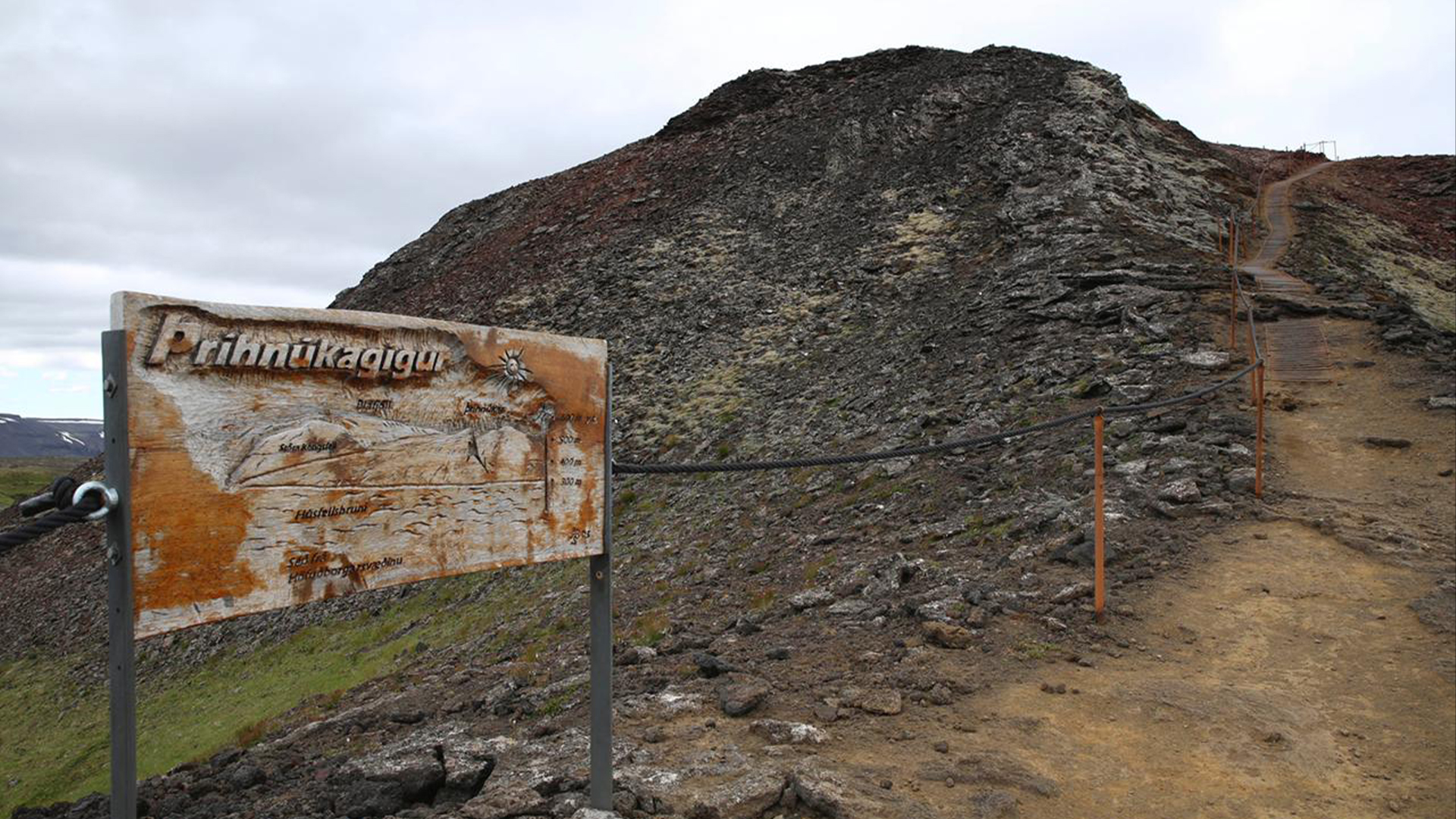 ¿Cómo entrar en el cráter de un volcán y descender 120 metros en su interior?