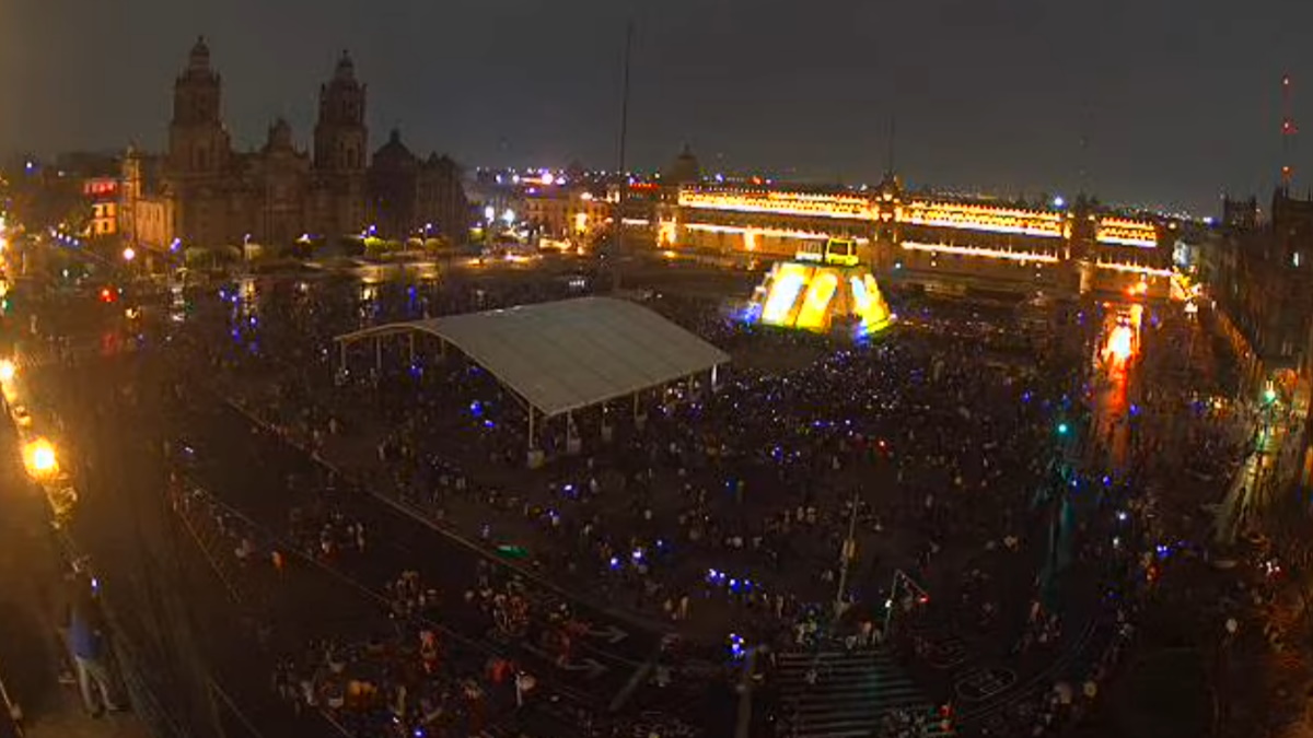 Zócalo capitalino saturado pese a tercera ola de COVID-19