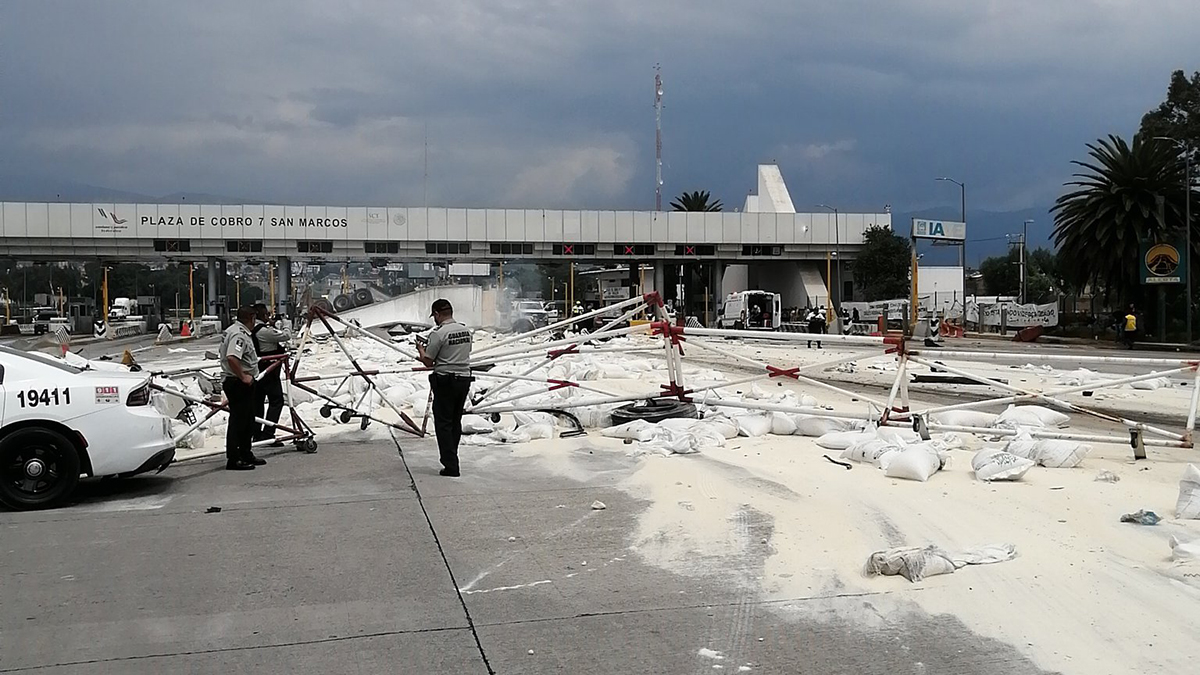 #Video Tráiler choca contra caseta de San Marcos; cierran la autopista México-Puebla