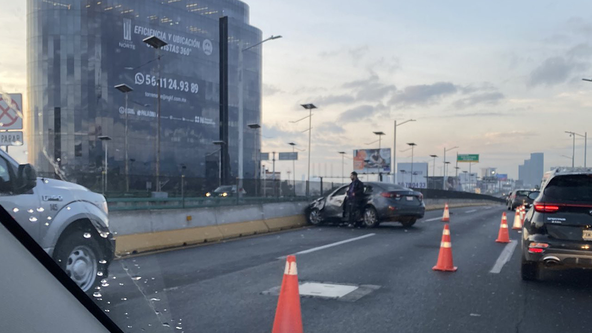 Choque en Segundo Piso del Periférico complica circulación a la altura de Naucalpan Choque en Segundo Piso del Periférico complica circulación a la altura de Naucalpan