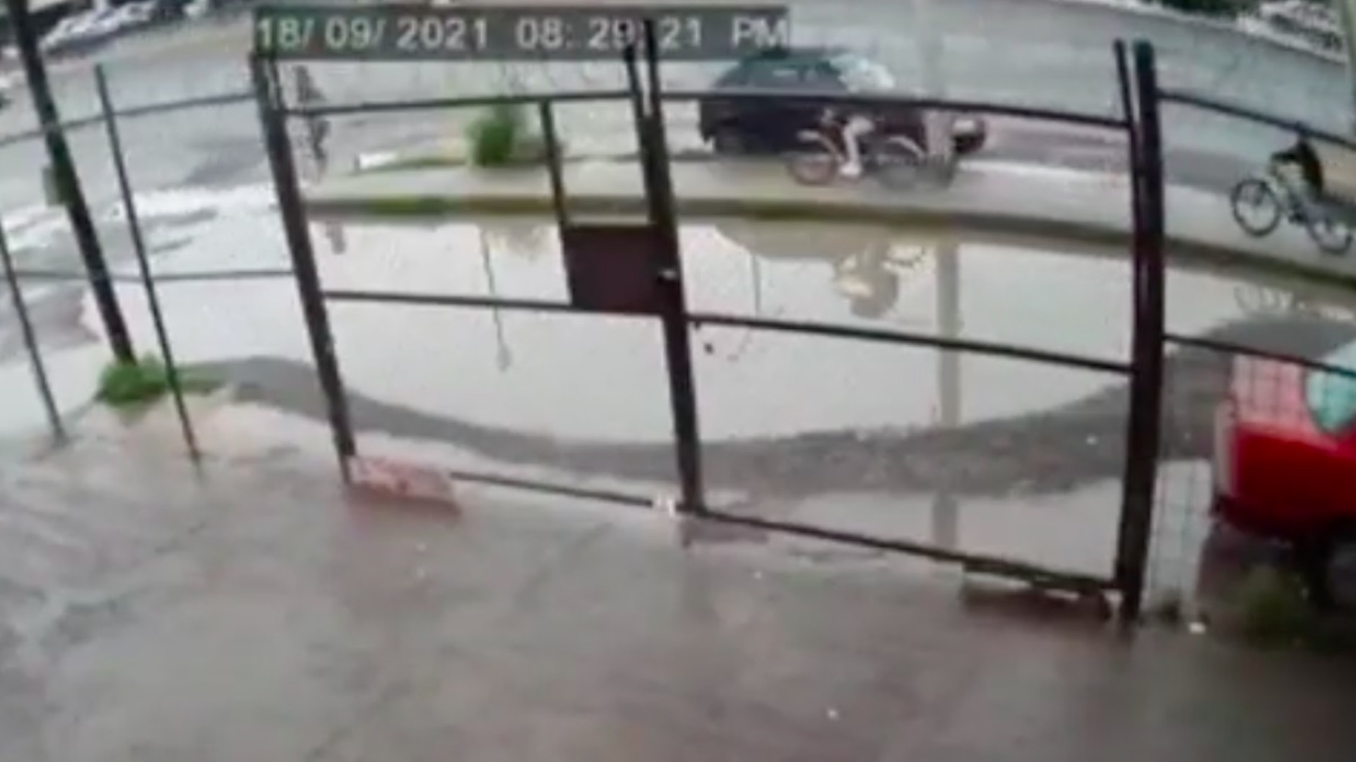 #Video Taxi derrapa y arrolla a peatón y ciclista en San Luis Potosí