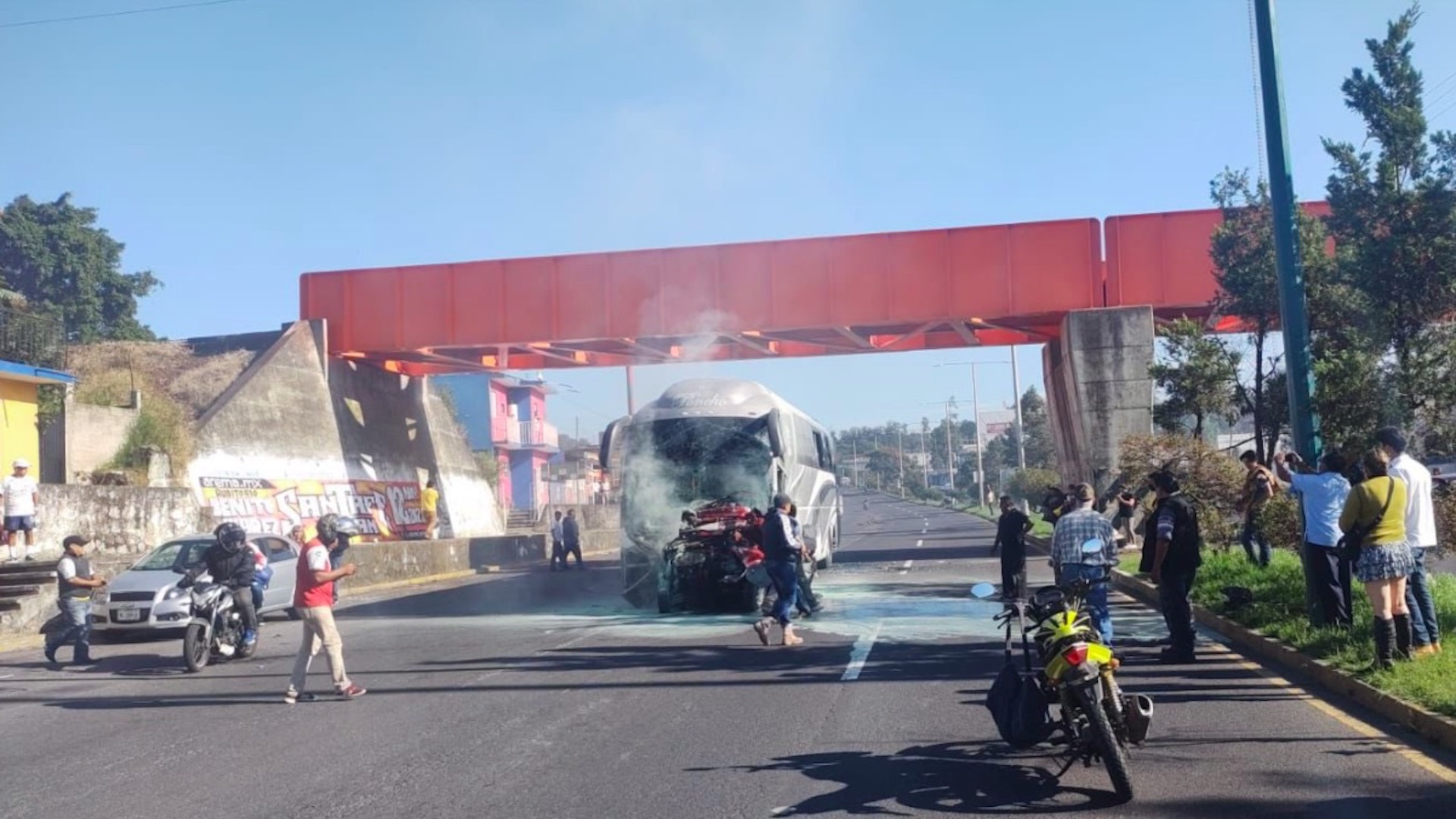 #Video Choque de autobús sin frenos deja al menos tres muertos y 14 heridos en Xalapa