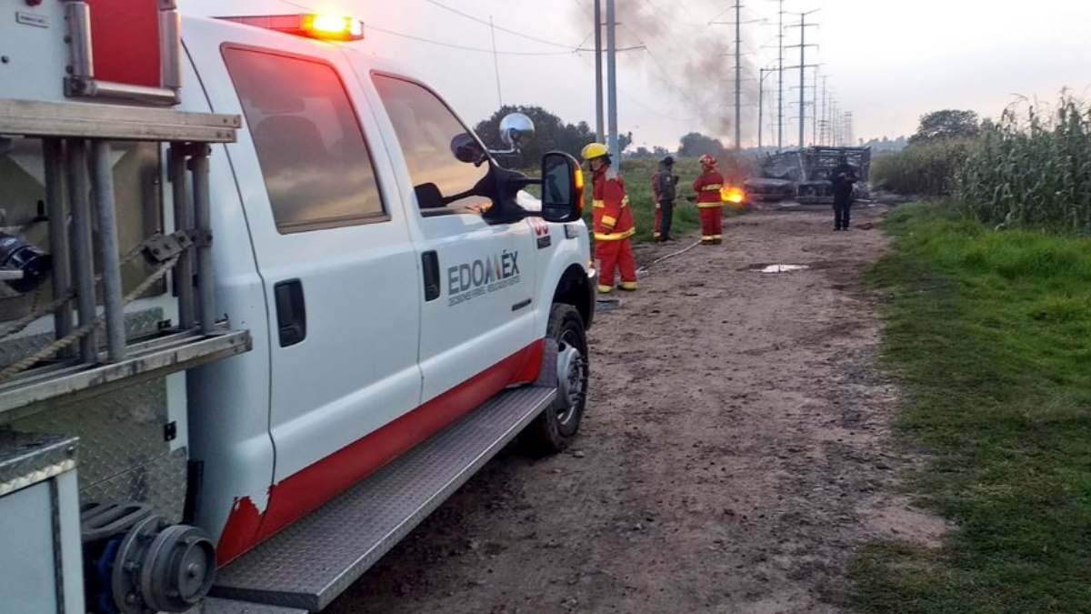 Explota en Acolman toma clandestina en ducto de Pemex