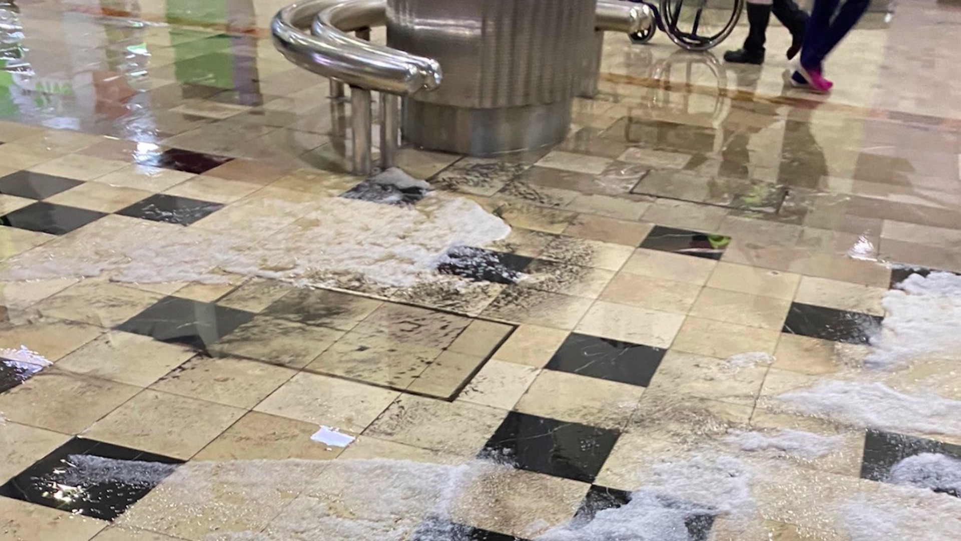 #Video Lluvia provoca inundación en el AICM