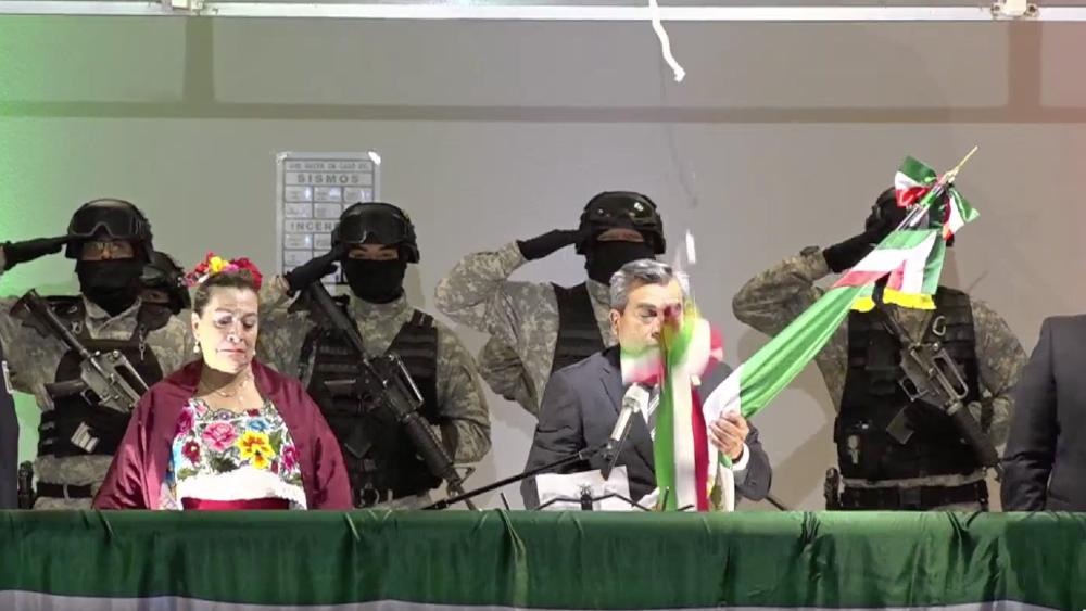 #Video Alcalde de Cuautitlán Izcalli rompe cordón de campana en ceremonia del Grito