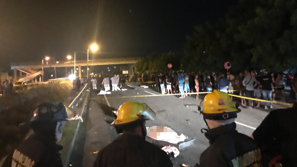 Conductor atropella en carretera de Colombia a jóvenes; hay seis muertos