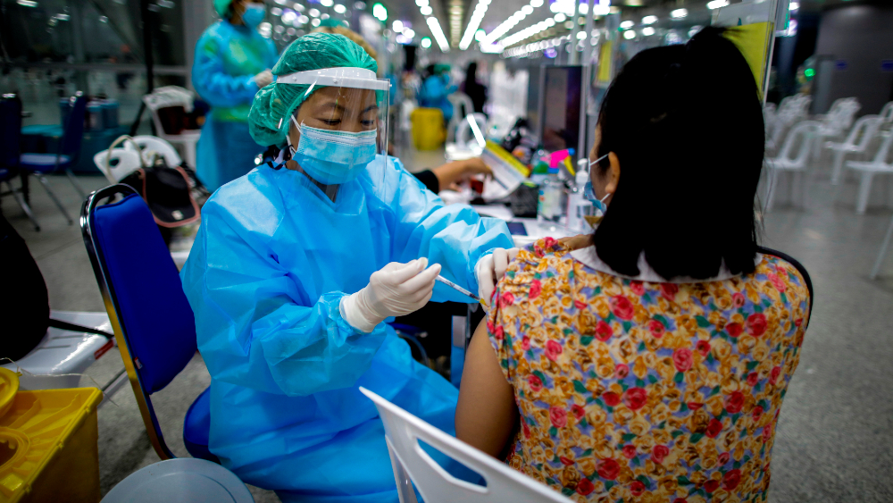 Casos de COVID-19 bajan en el mundo por segunda semana consecutiva