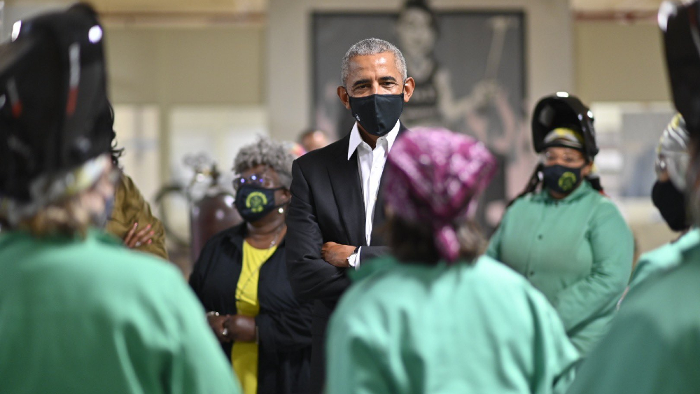 Obama pone primera piedra de su centro y alerta por fracaso de instituciones