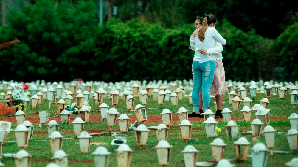 Brasil reporta en última jornada más de 700 muertes por COVID-19 Brasil reporta en última jornada más de 700 muertes por COVID-19