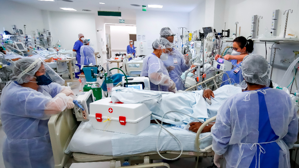 Casos globales de COVID-19 bajan por tercera semana consecutiva