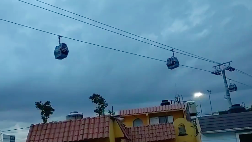 #Video Falla en Línea 2 del Cablebús deja a usuarios colgados casi una hora