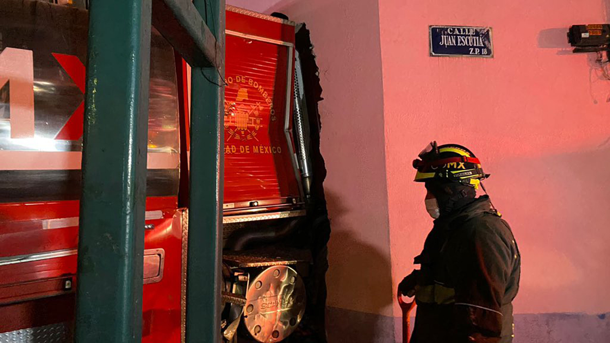 Camión de bomberos rompe pared de casa en CDMX tras choque; hay seis heridos