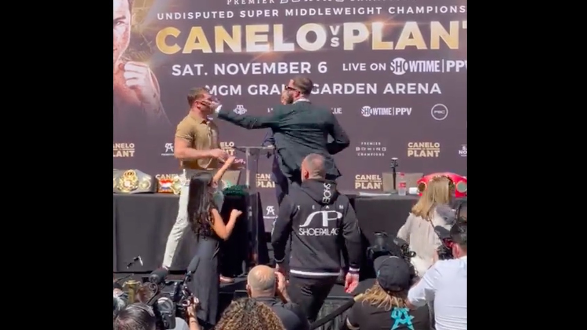 ‘Canelo’ y Plant intercambian golpes durante rueda de prensa