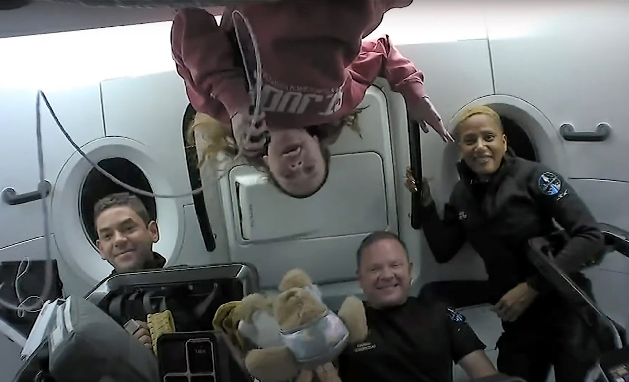 La cápsula Dragon vuelve con éxito con la primera misión civil en el espacio - capsula-dragon-inspiracion4-scaled