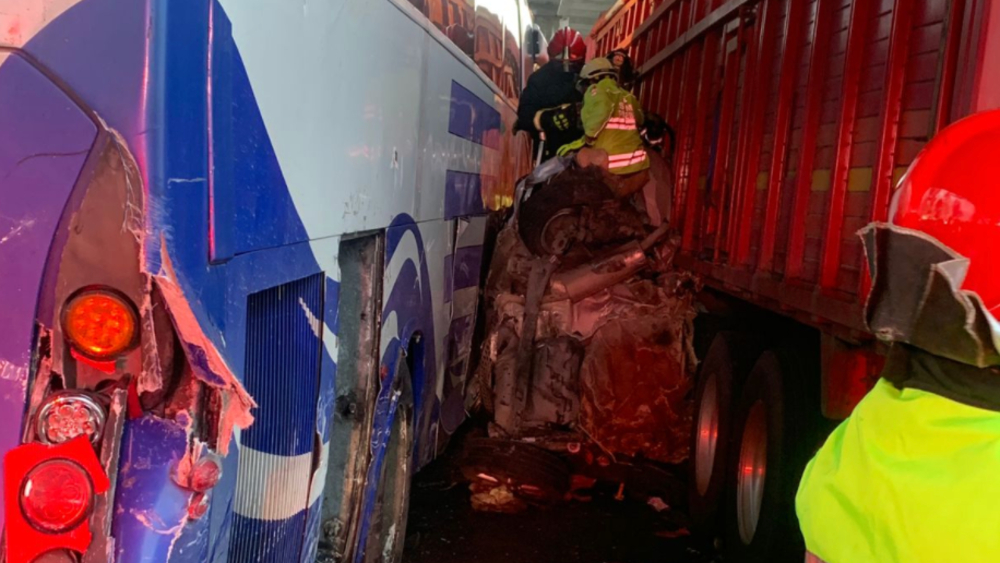Dos personas prensadas tras ‘carambola’ en autopista México-Puebla Dos personas prensadas tras ‘carambola’ en autopista México-Puebla