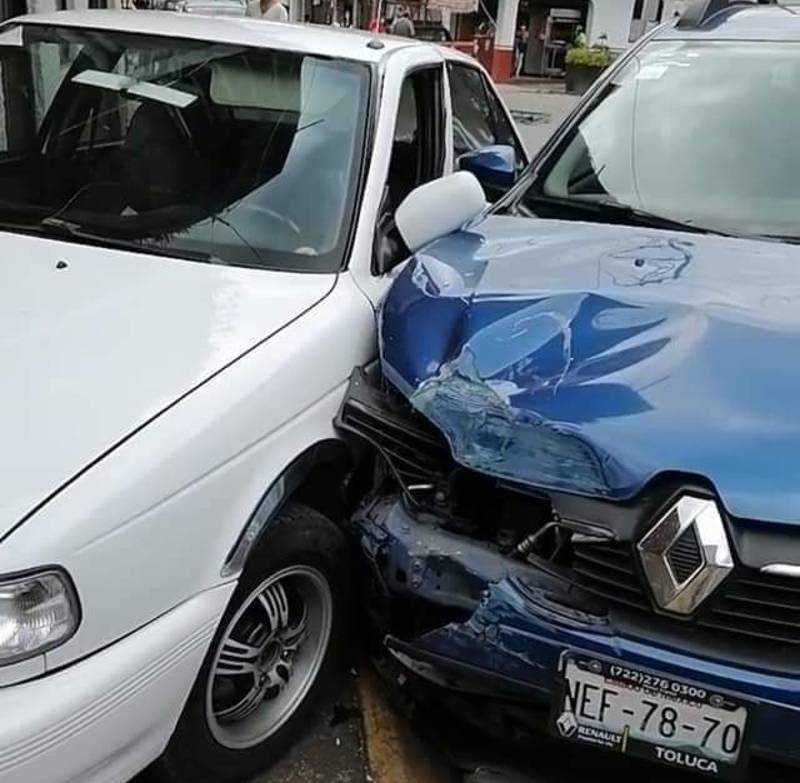 Paciente con COVID-19 roba auto a médico y escapa de hospital en Edomex - choque-de-auto-de-medico-contra-vehiculo-particular-provocado-por-paciente