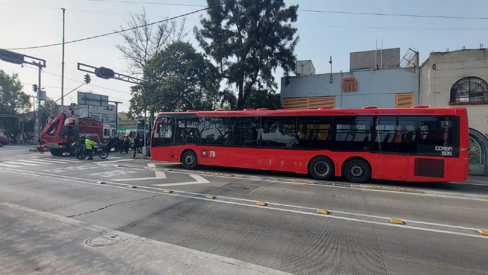 Chocan Metrobús y camioneta con ‘Ateneas’; dos policías resultaron lesionadas