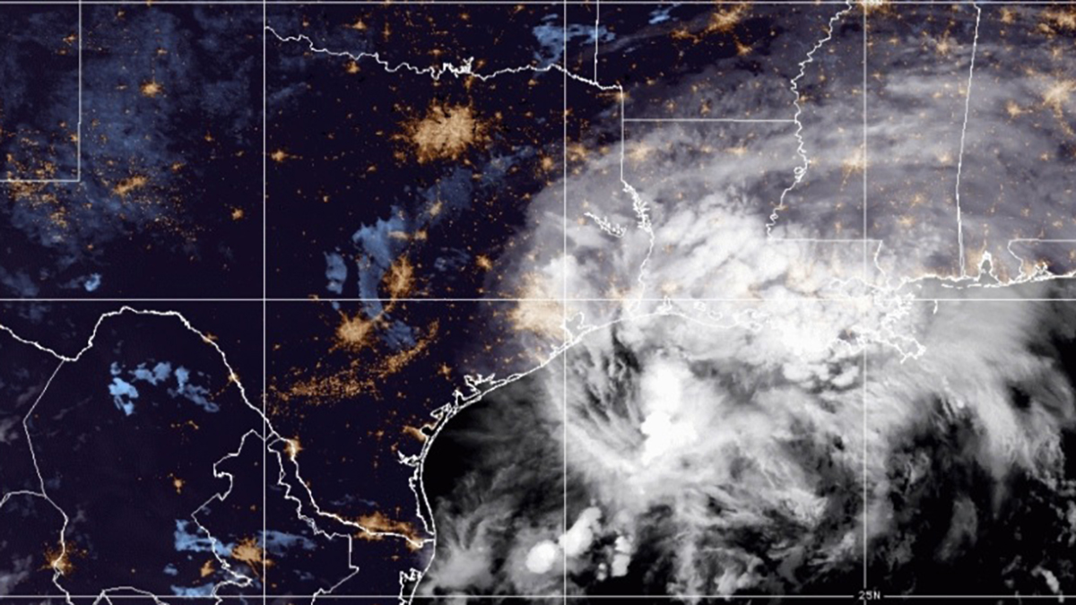 Huracán Nicholas toca tierra en costas de Texas