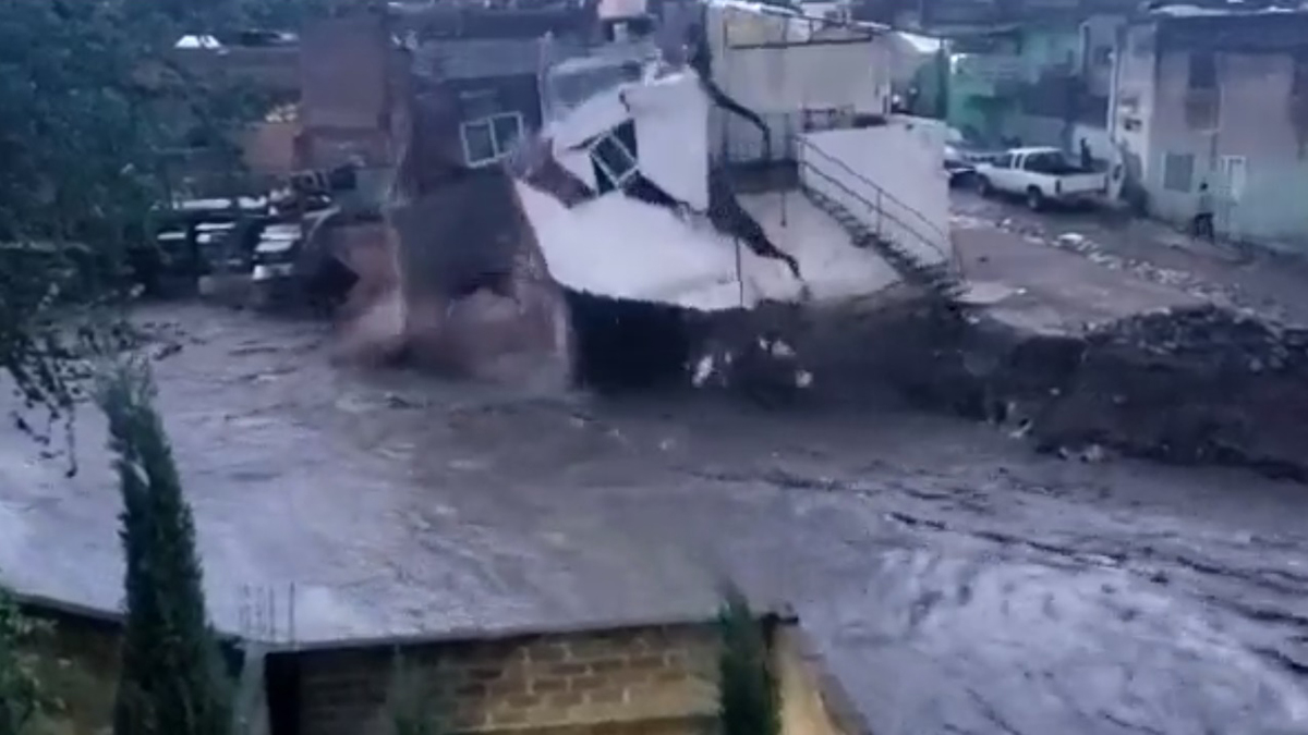 #Video Lluvias vuelven a inundar Zapopan, Jalisco; casa colapsó sobre arroyo