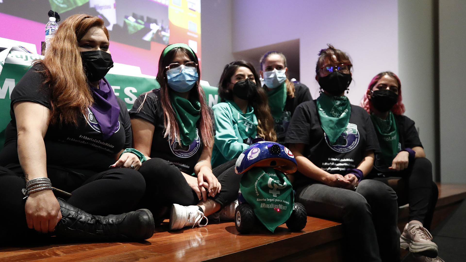 Feministas presentan robot para ayudar a mujeres a abortar - colectivos-feministas-presentan-raborta