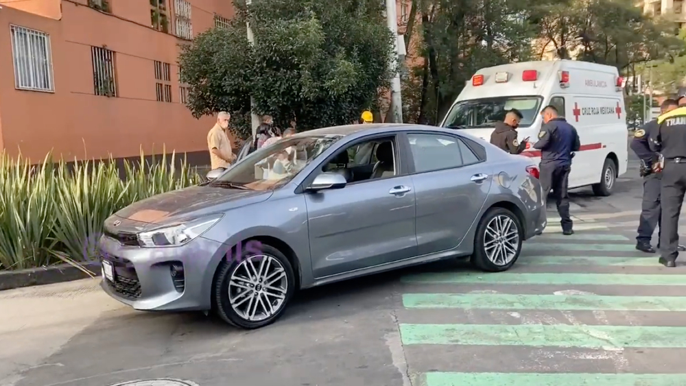Conductora atropella a policía de tránsito en CDMX por no dejarla pasar