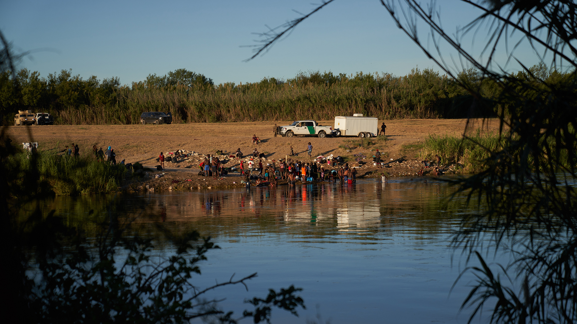 Estados Unidos prevé disolver campamento de migrantes haitianos en dos días - cruce-de-migrantes-hacia-estados-unidos-por-el-rio-bravo
