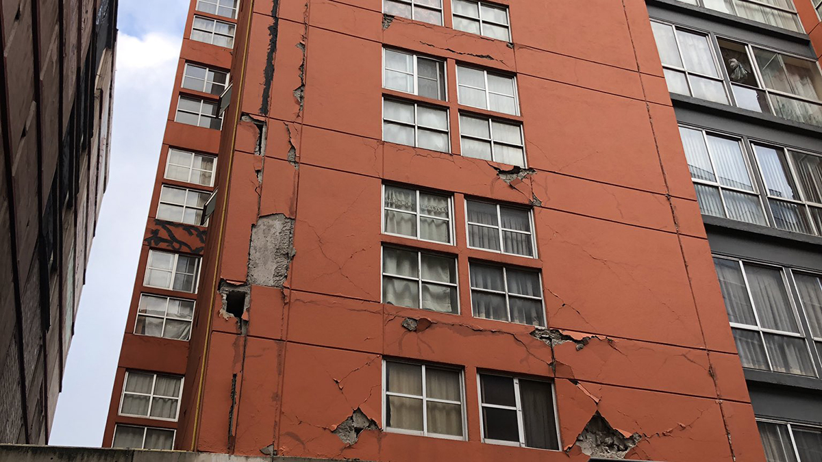 Se desprende parte de la fachada de edificio en CDMX tras sismo