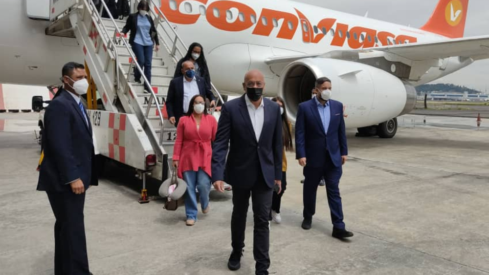 Delegación oficialista de Venezuela llega a México para retomar diálogo