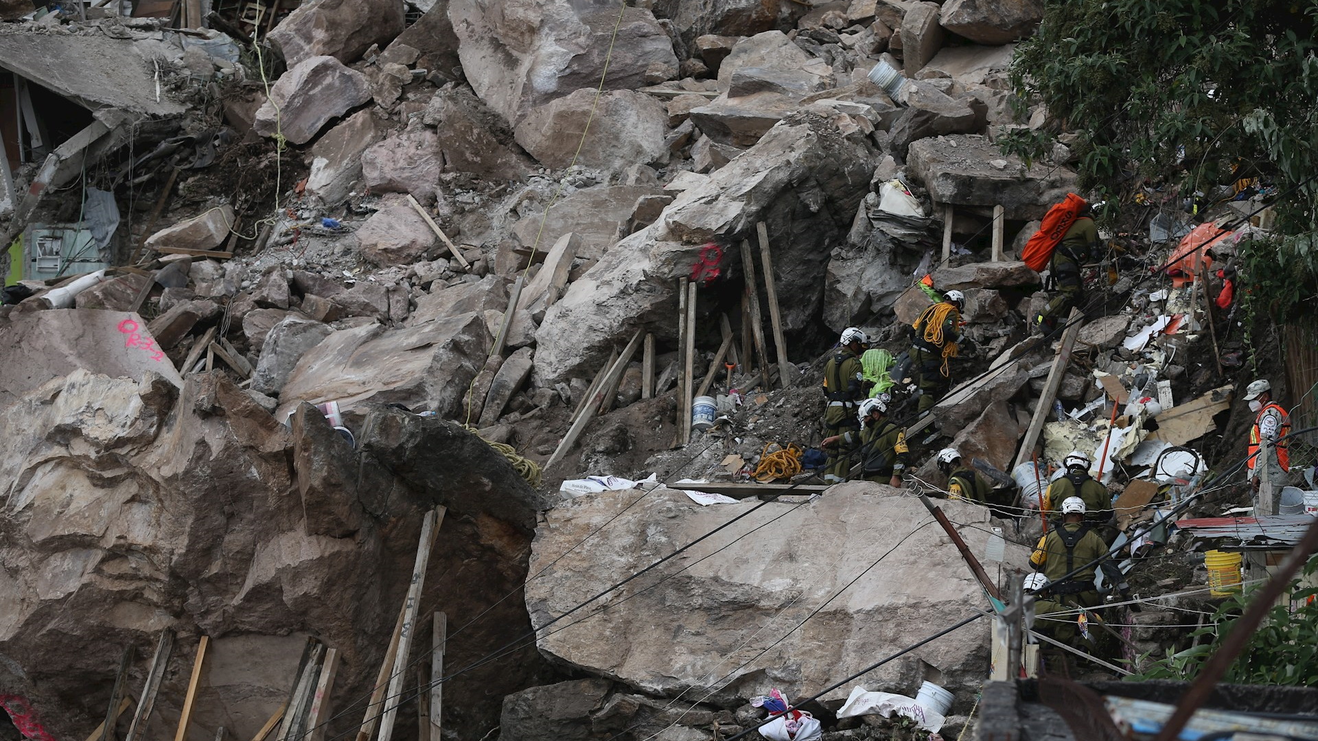 Trabajan para localizar dos cuerpos atrapados tras el derrumbe en el Cerro del Chiquihuite