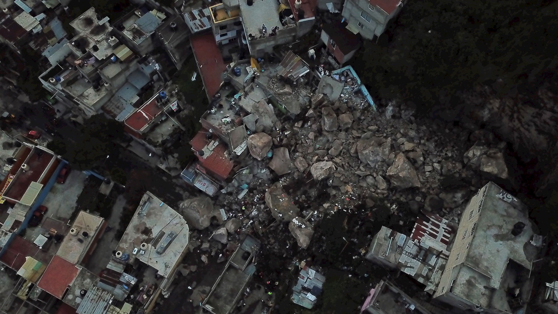 Suspenden labores de rescate en derrumbe del cerro del Chiquihuite