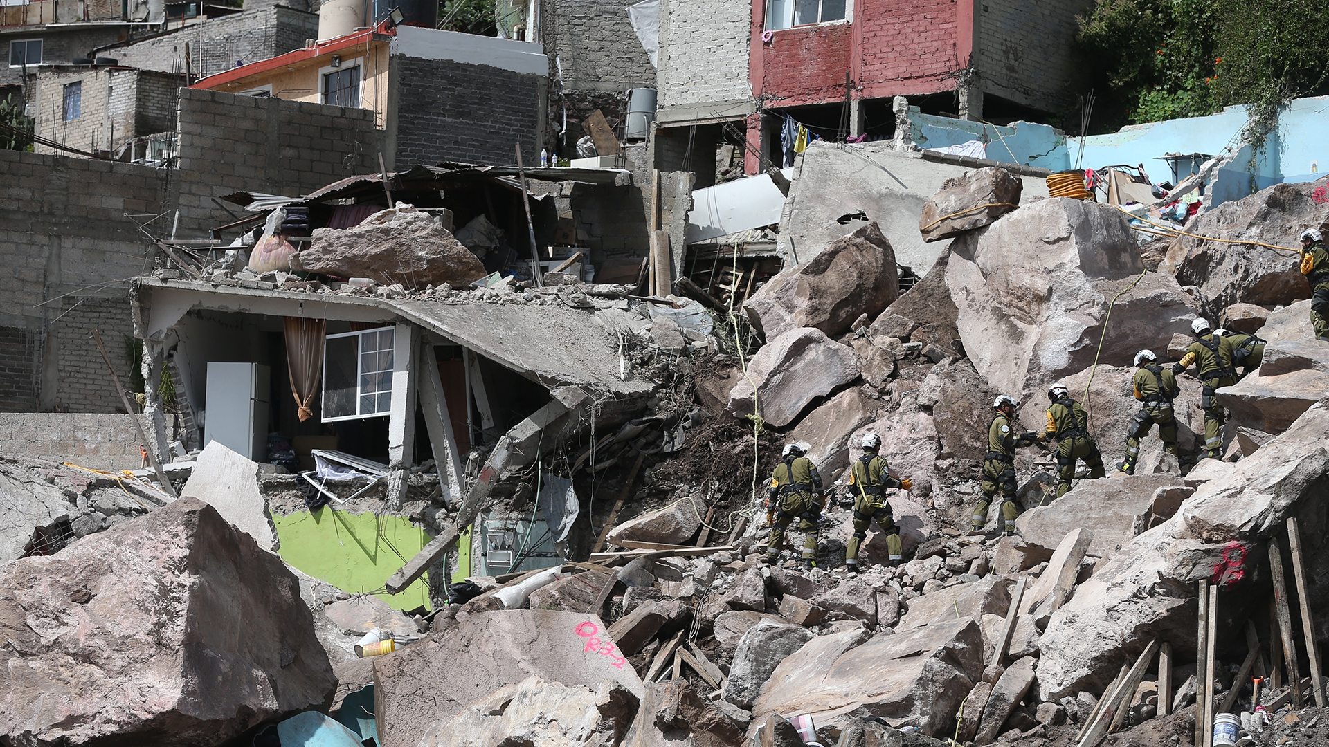 Rescatan cadáver de Mía en derrumbe en el cerro del Chiquihuite Rescatan cadáver de Mía en derrumbe en el cerro del Chiquihuite
