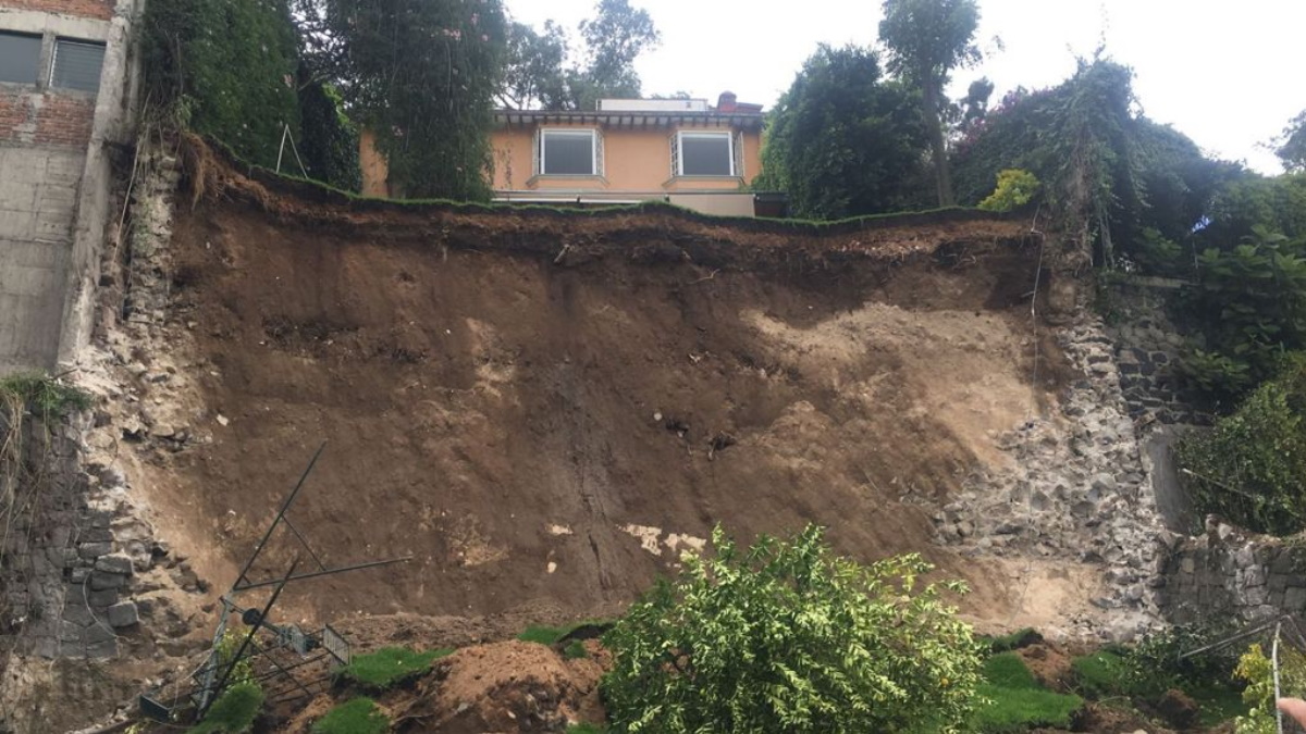 Realizarán estudio de suelo tras deslave en Lomas de Santa Fe