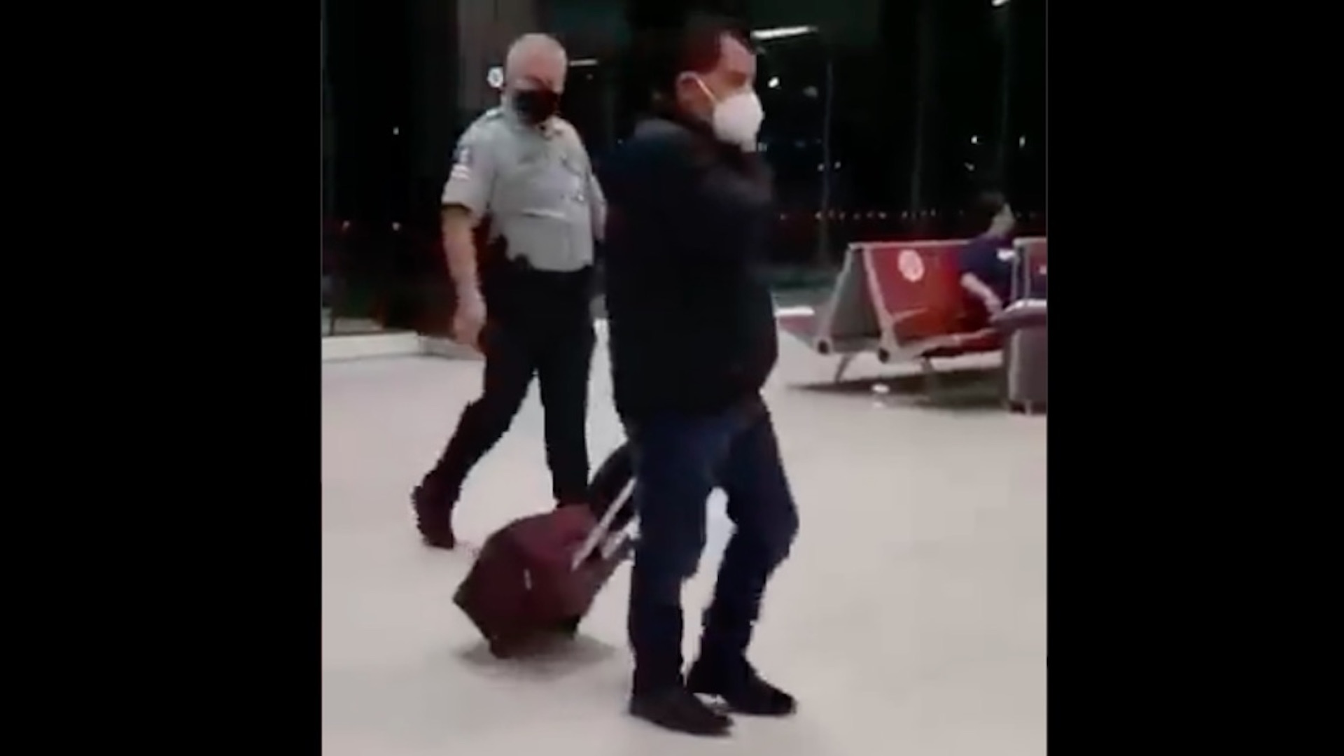 #Video Bajan de avión a diputado del PT por negarse a pagar equipaje extra
