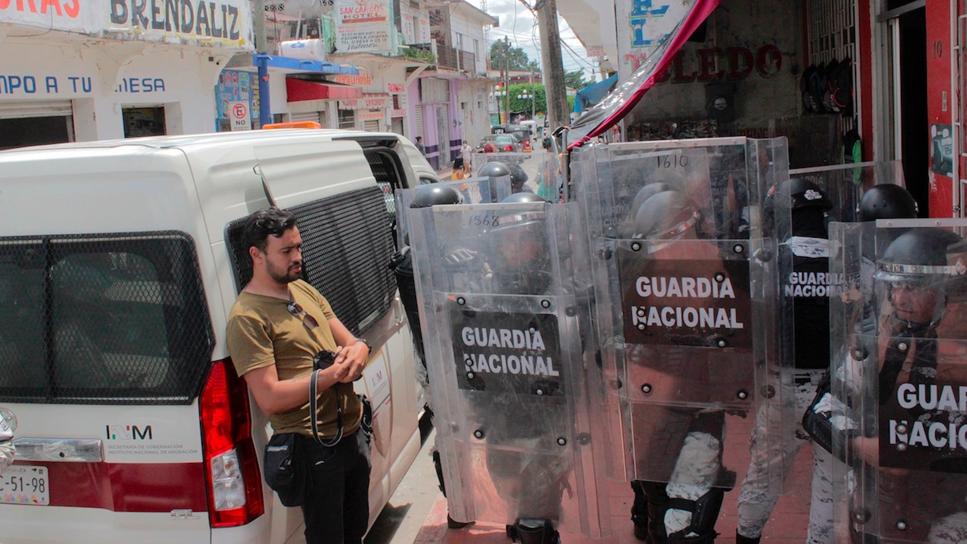 Agentes dispersan tercera caravana migrante en Chiapas