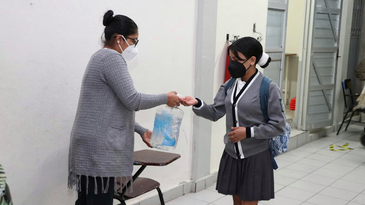 Suspenden clases en dos prepas de Puebla por un caso positivo y dos sospechosos de COVID-19 - dotacion-de-gel-antibacterial-en-escuela-de-puebla