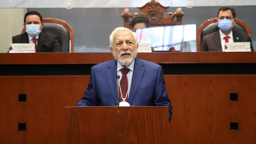 Entregan presea “Sentimientos de la Nación” a Eduardo López Betancourt