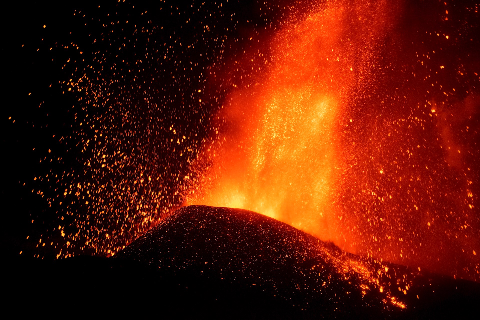 Volcán Cumbre Vieja se estabiliza tras una semana en erupción - el-volcan-de-la-palma-muestra-fases-mas-explosivas-tras-seis-dias-de-erupcion
