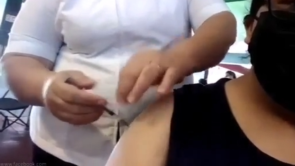 Gobierno de Veracruz denuncia a enfermera que aplicó pinchazo sin vacuna contra COVID-19